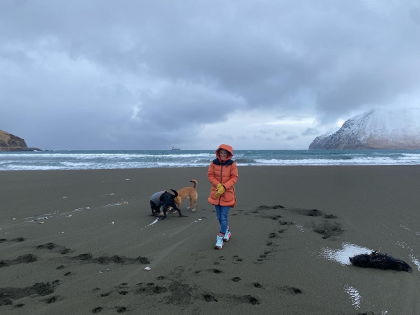 Lisa Nilsen on the beach with dogs