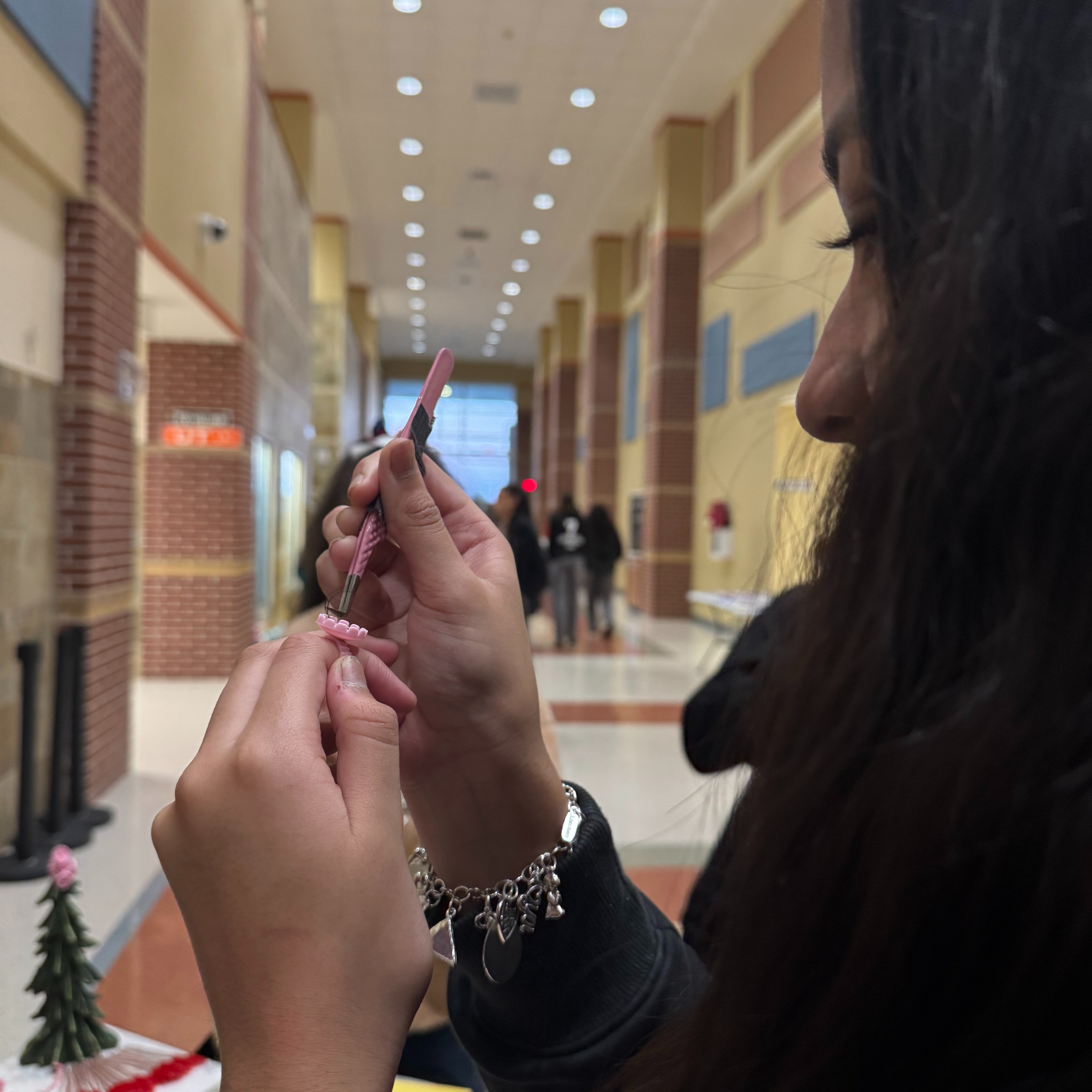 scholar practicing lash extensions 