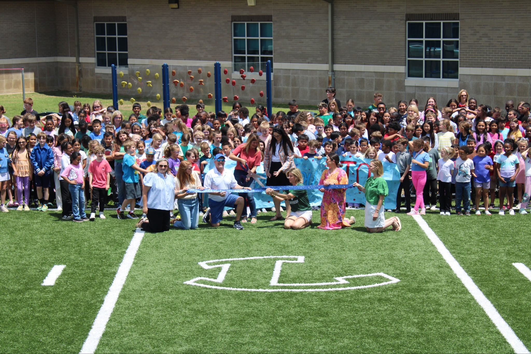 students ribbon cutting