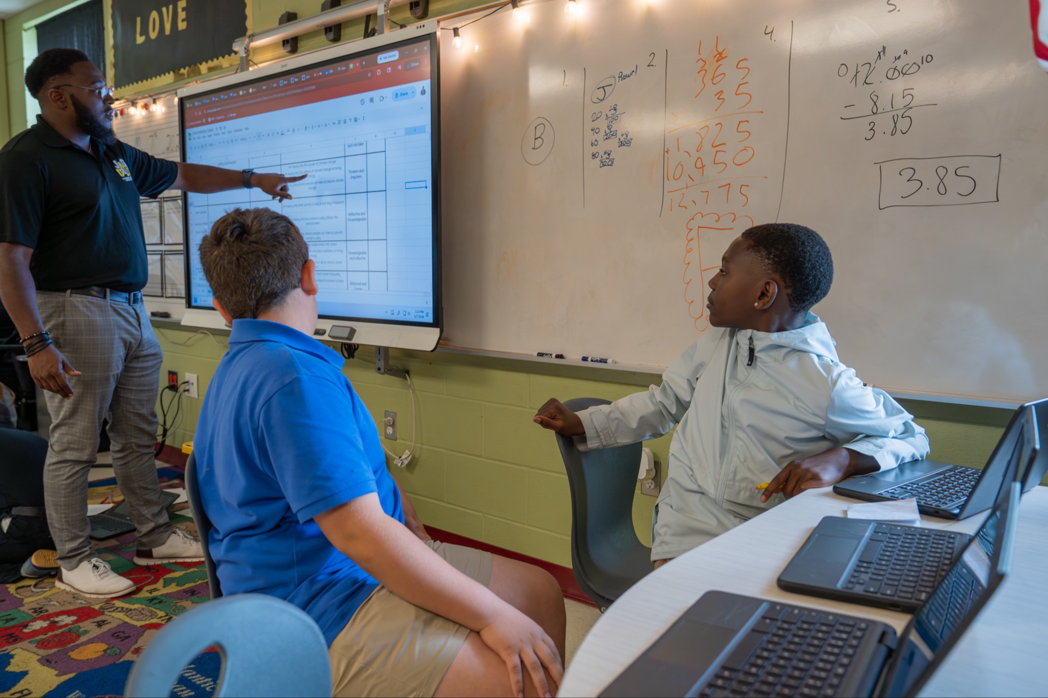 Teacher supporting students learning
