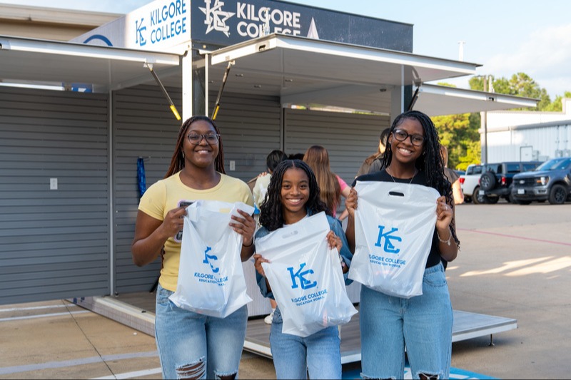 students with KC bags