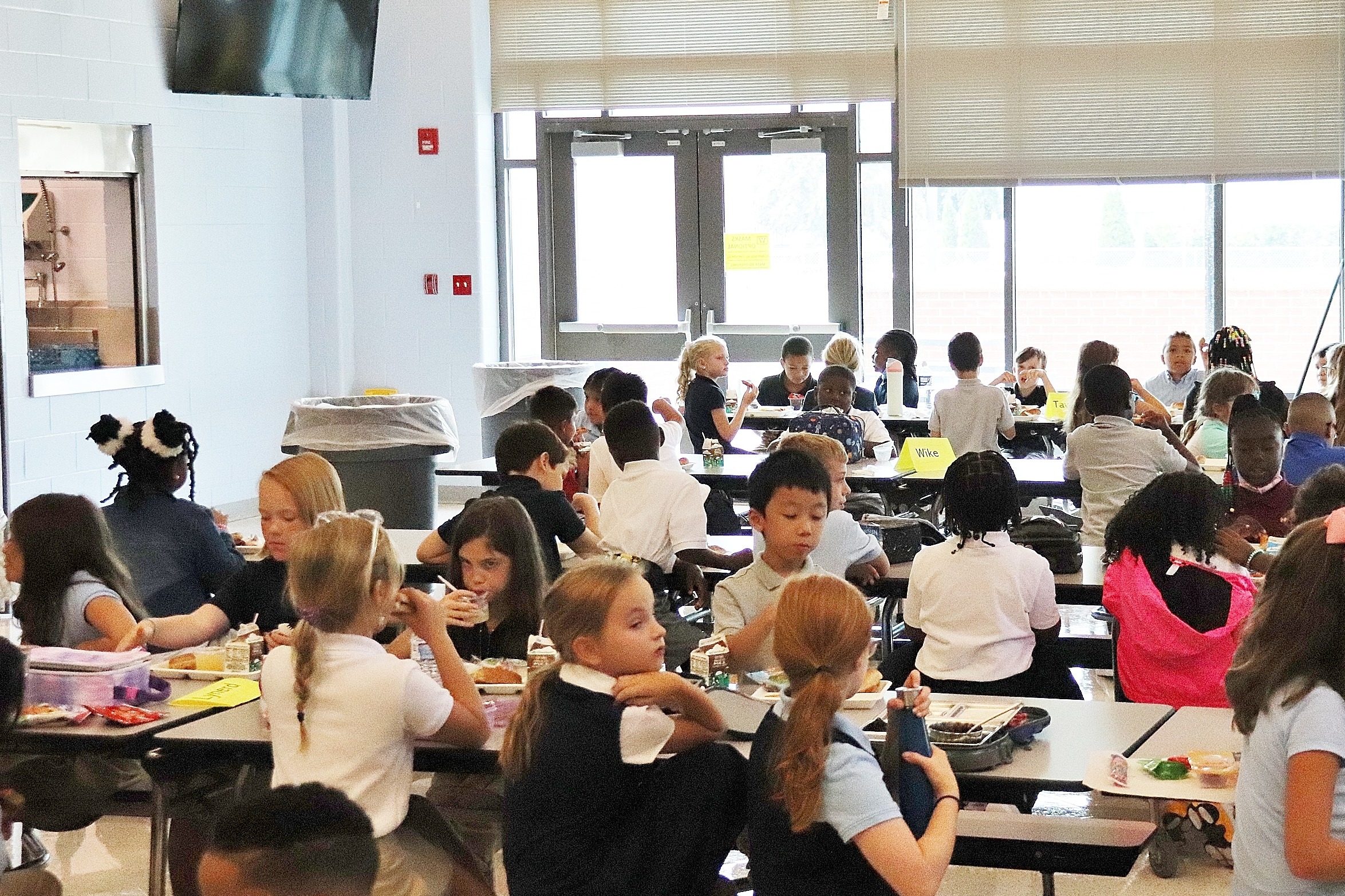 Image of children eating lunch in the cafeteria