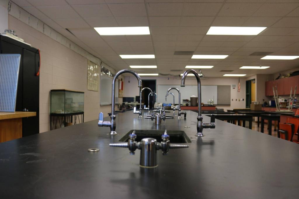 A photo of a science classroom with sinks