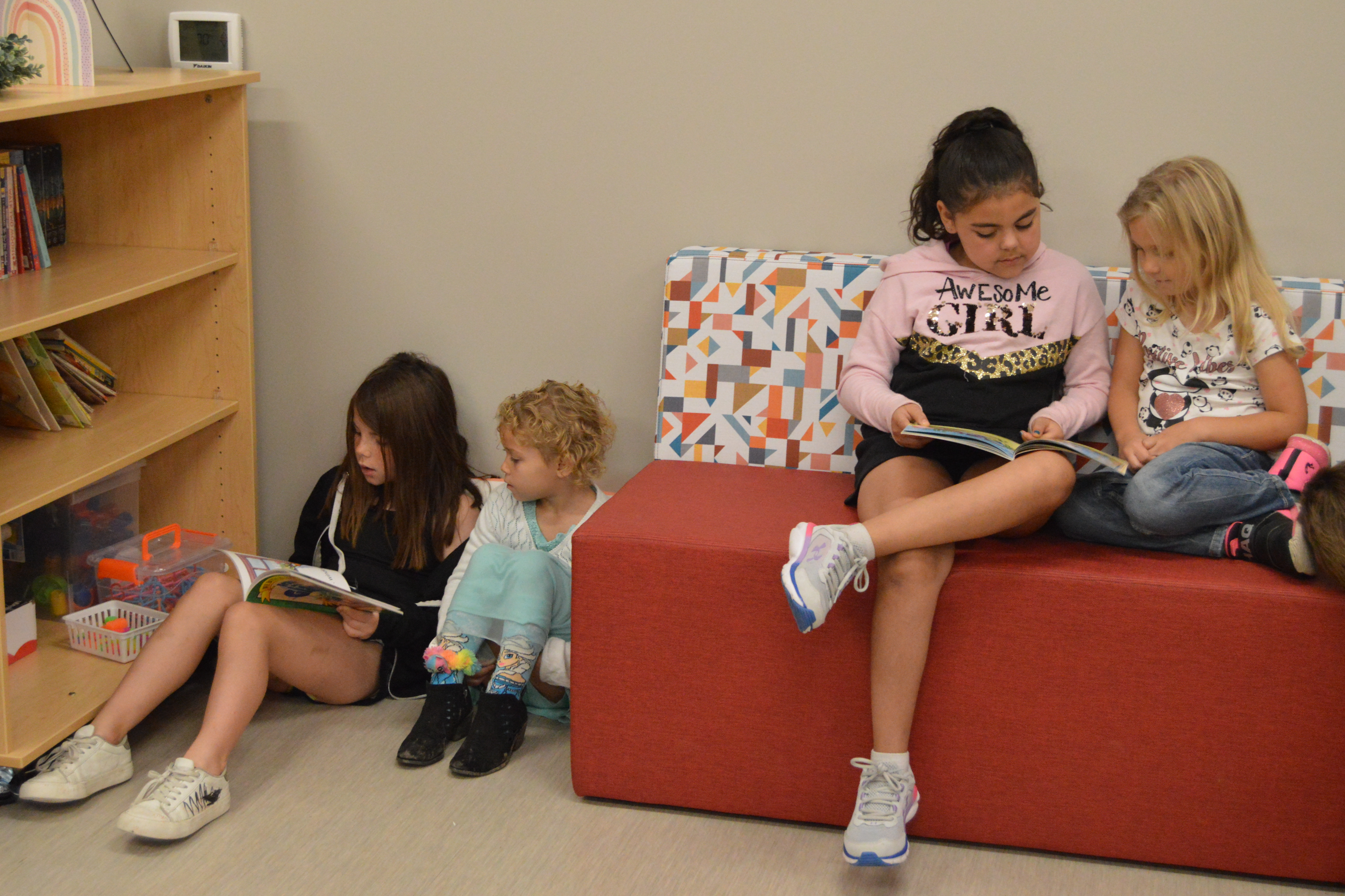 elementary students reading