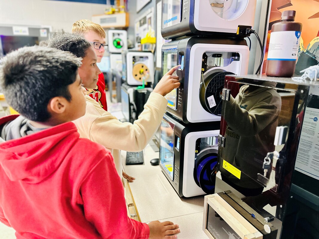 Image of students 3D Printing in the NeXus Lab