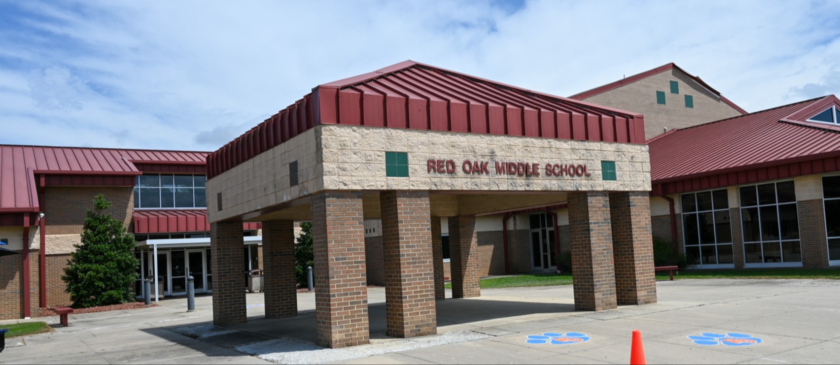 Red Oak Middle school outside of building