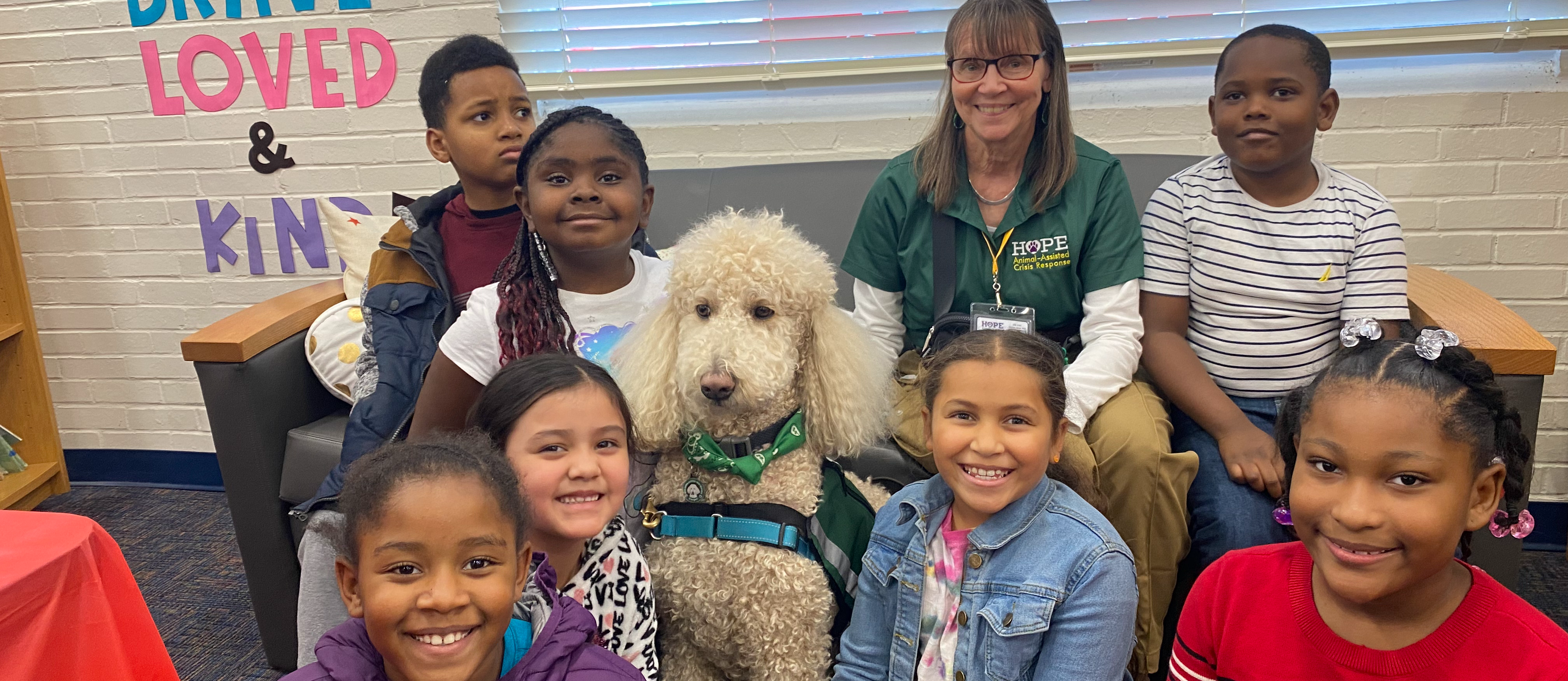 students with HOPE dog