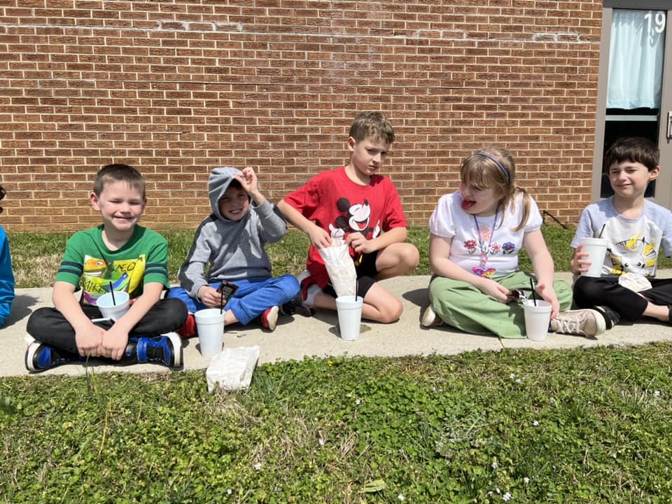 kids eating snacks