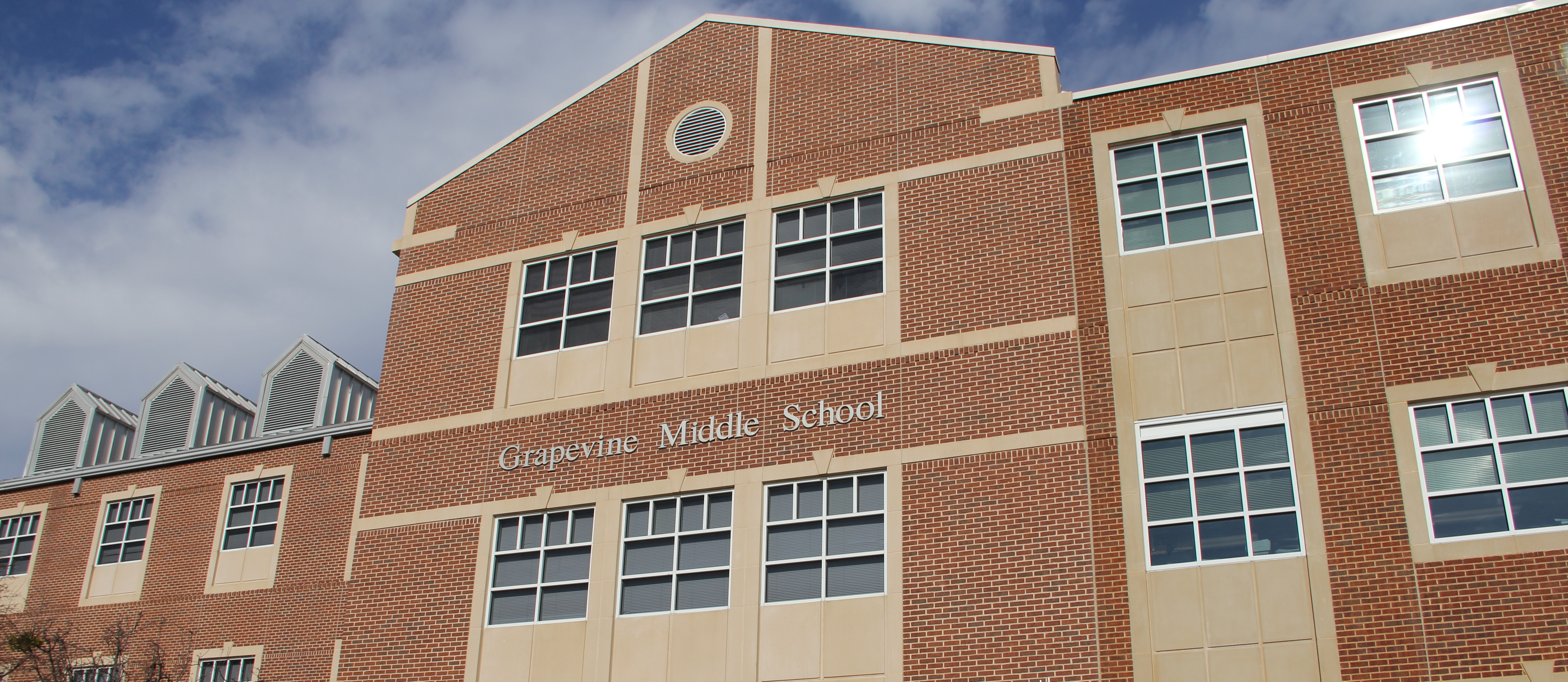 Picture of the front of Grapevine Middle School building. 