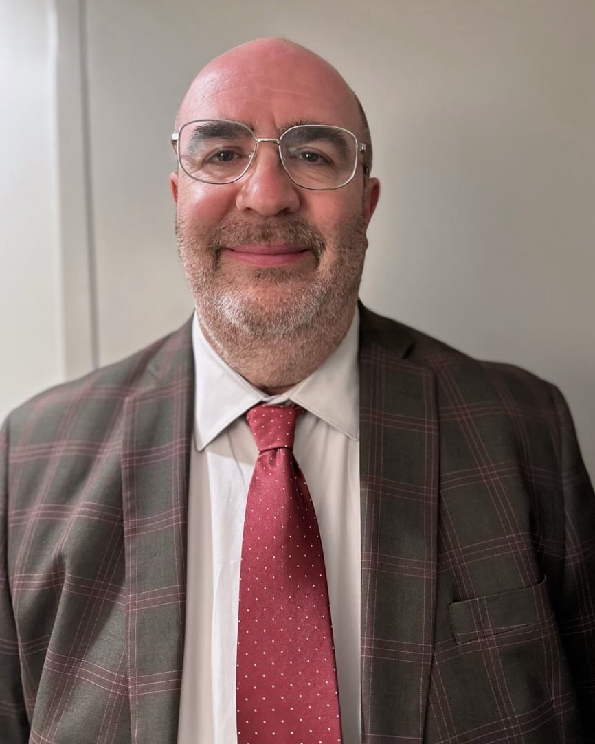 Pictutre of man in suit with glasses