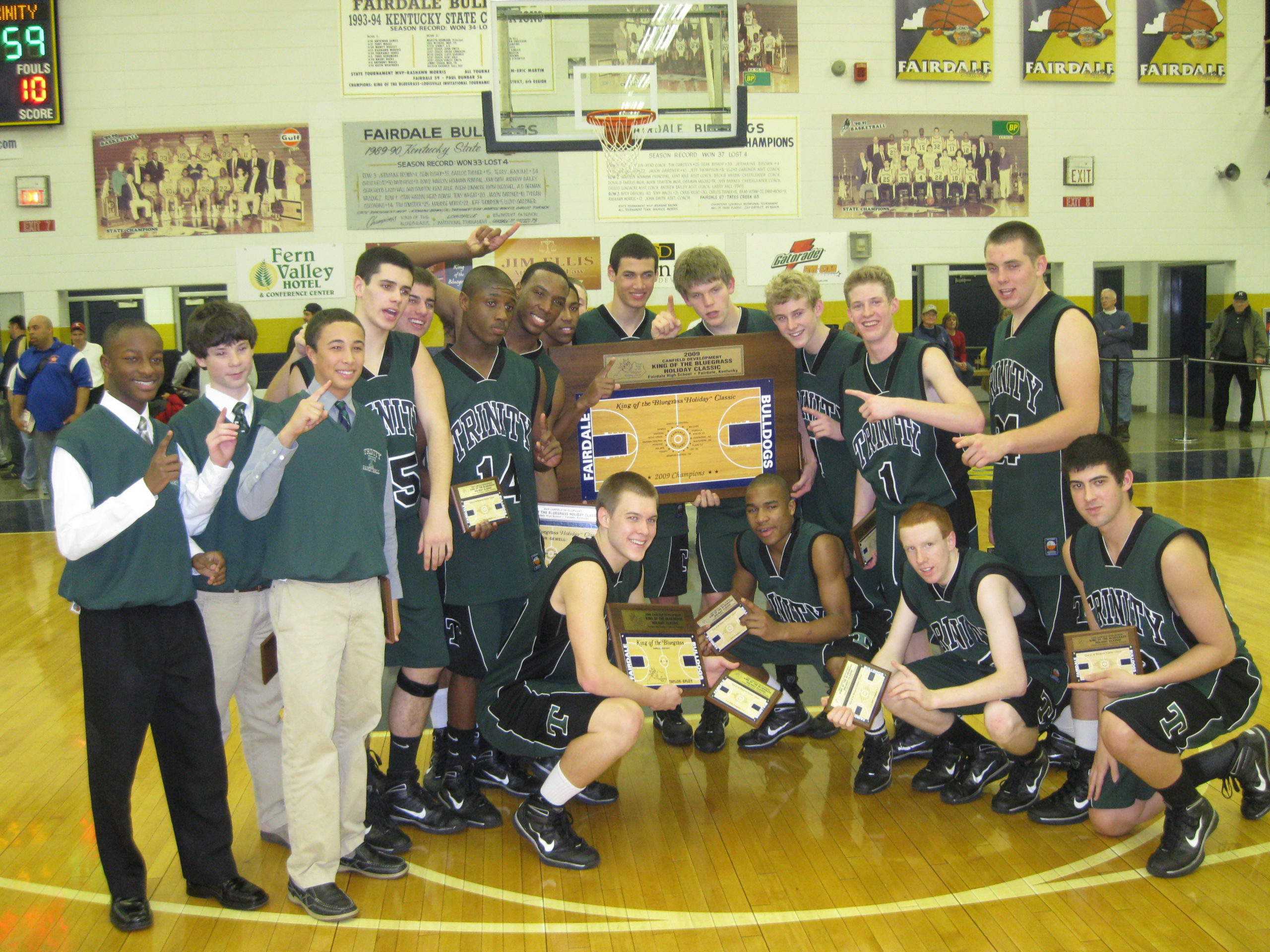 basketball team holding their plaques 