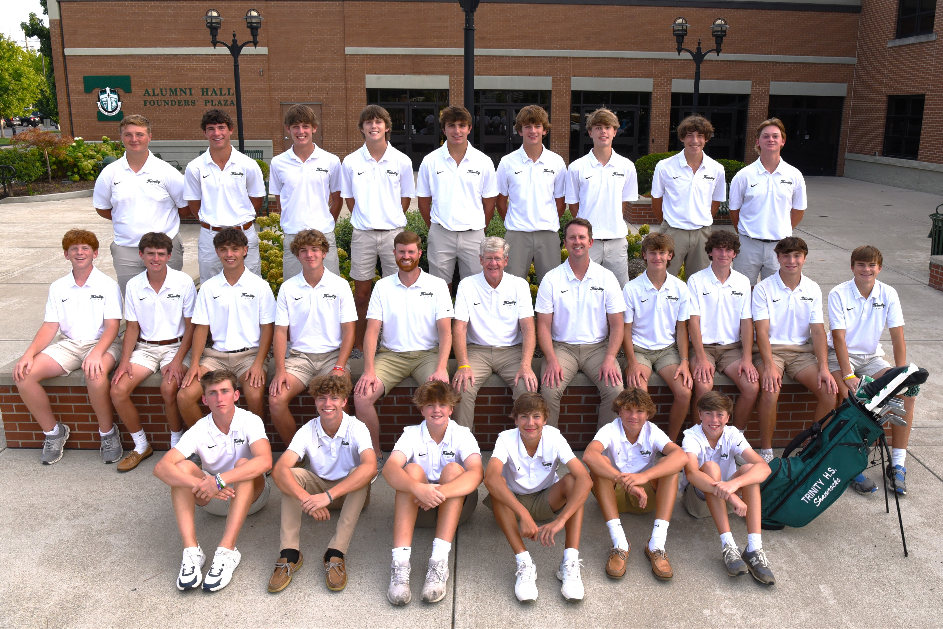 golf team taking a picture outside 
