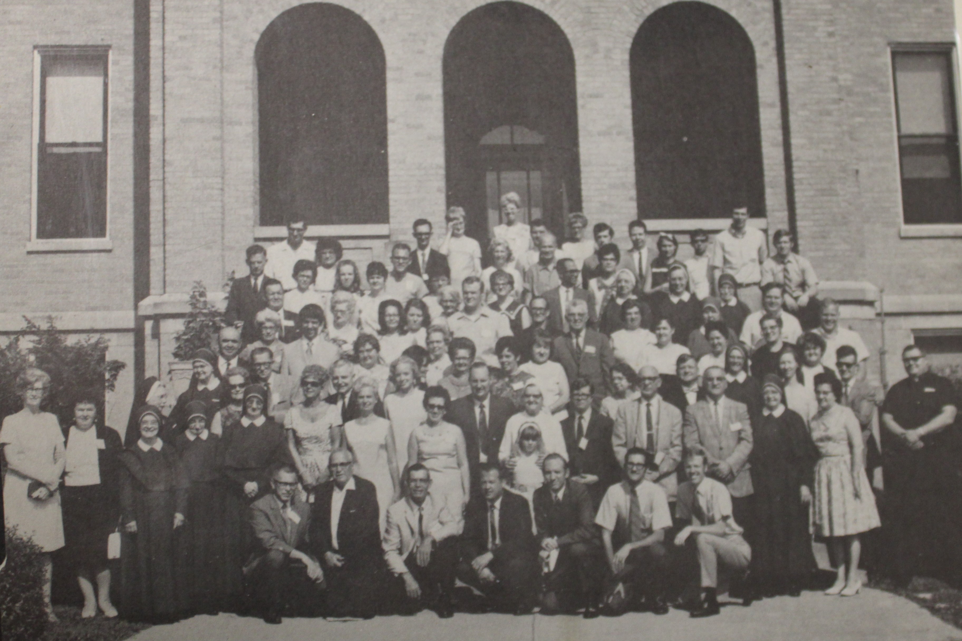 Photo of large group in front of school.