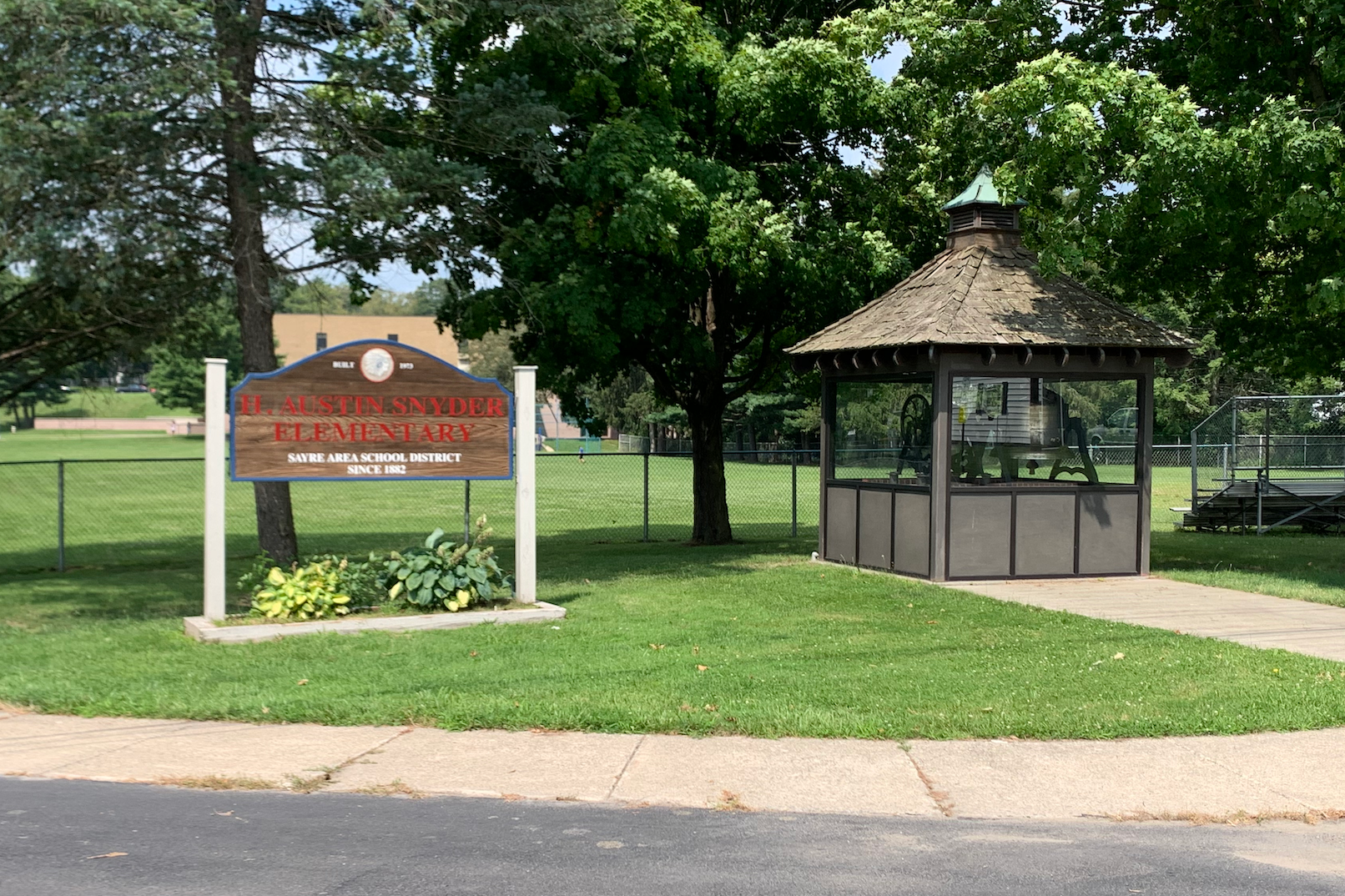 Elementary school front yard and sign