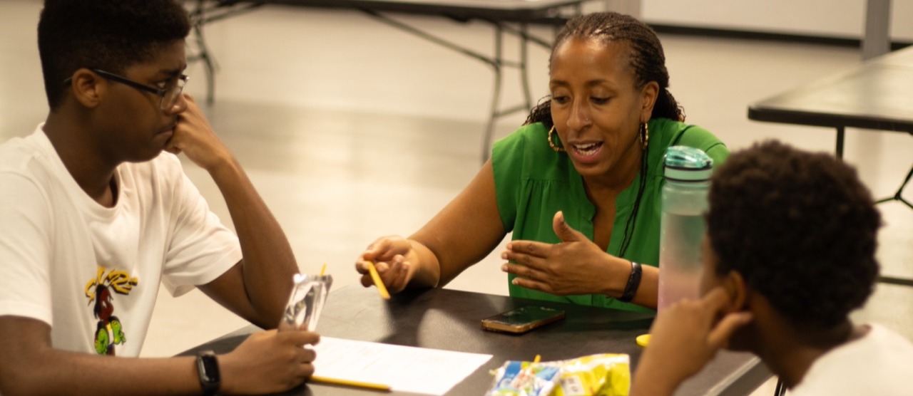 Mentor facilitates a learning exercise in a classroom.