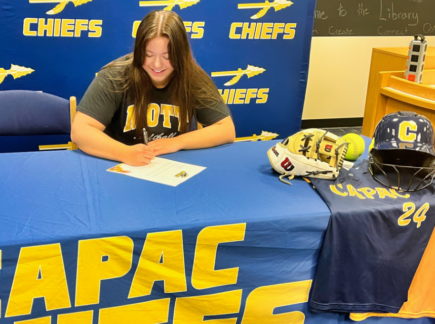 photo of madalyn roberson signing for Mott Community College