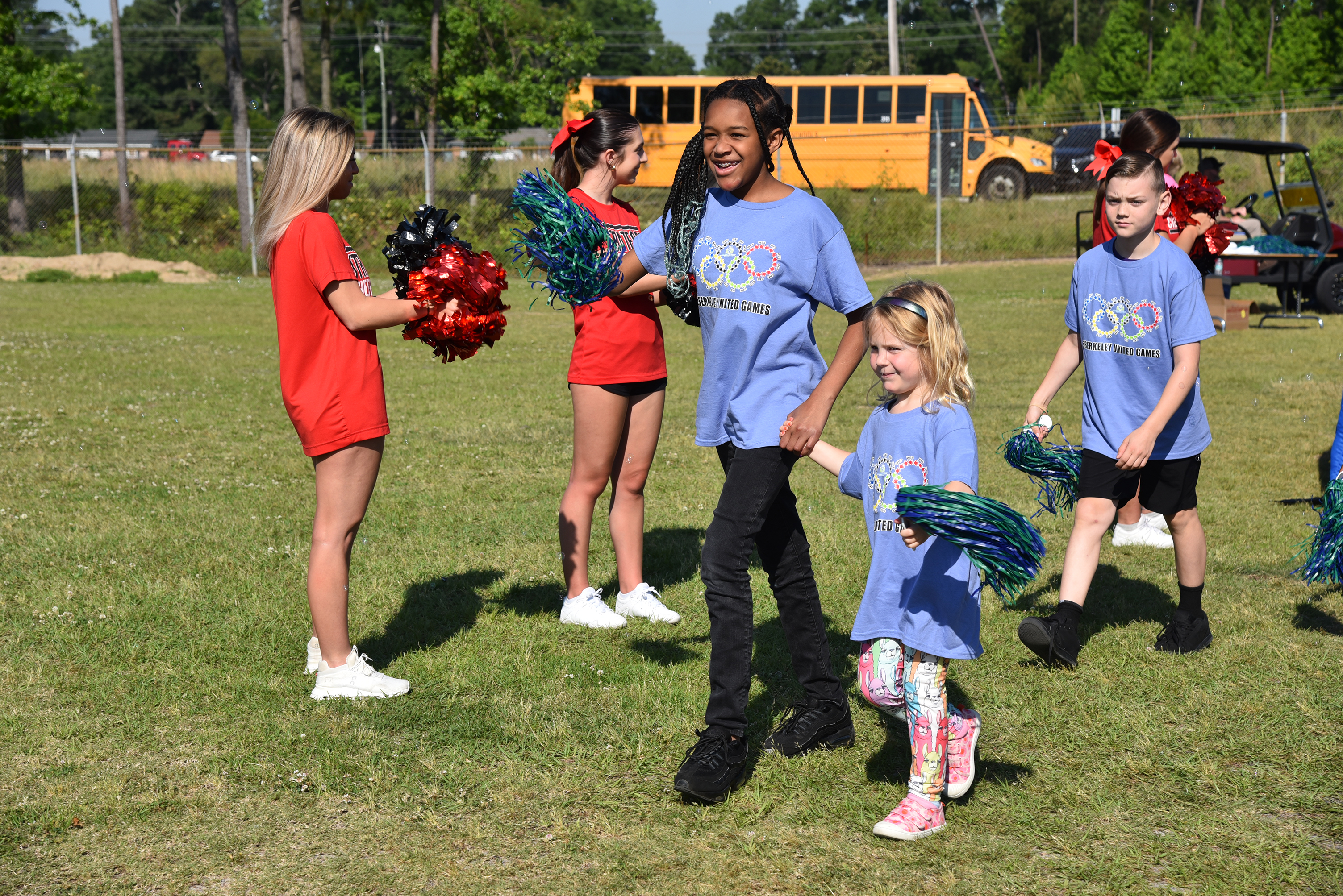 SHS cheerleaders welcoming students