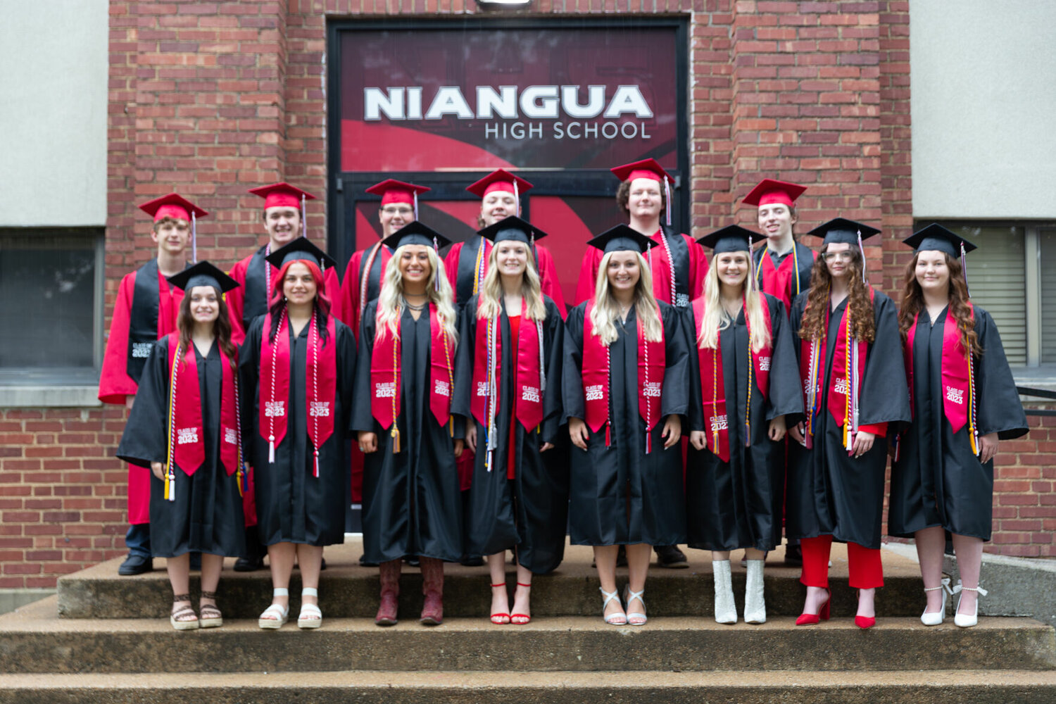 Niangua High School Graduates pose for group photo