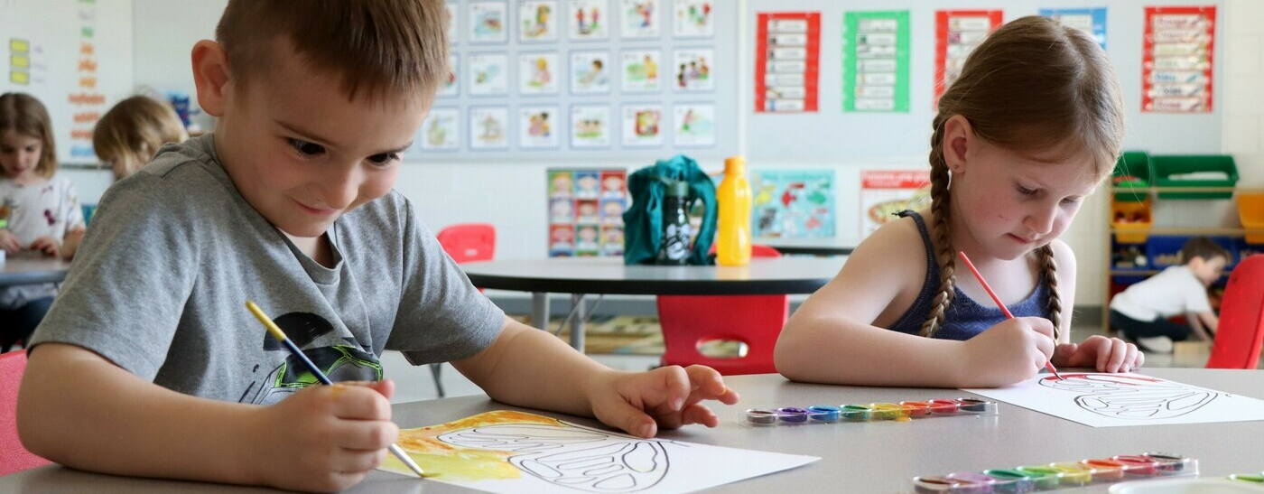 children painting