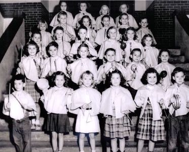 Music class, Oakhurst Elementary, early 1950s. Photo courtesy of Glenda Brown Eddins.