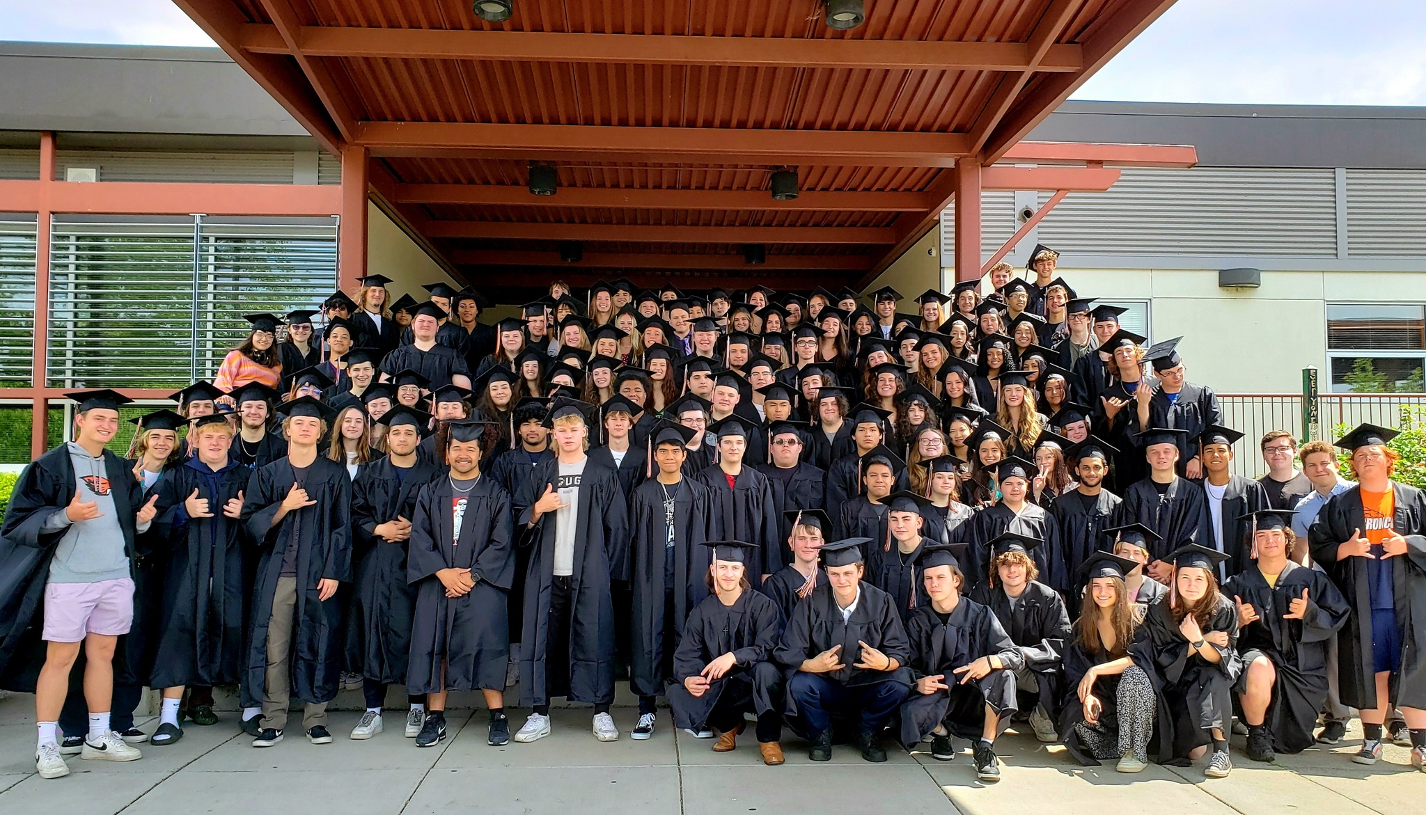 2023 gladstone high school graduating class posing in front of gladstone high school