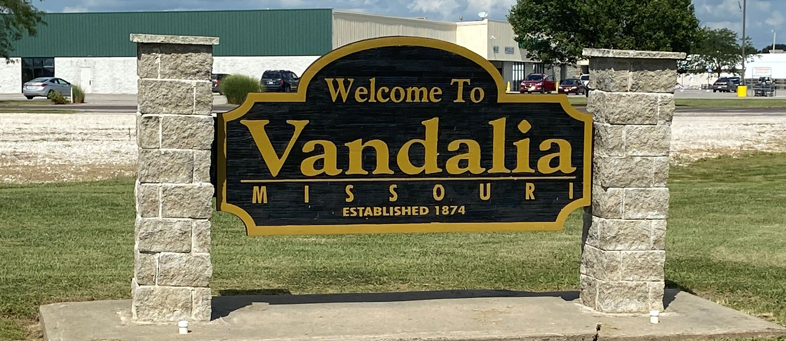 welcome to vandalia missouri established 1874. Welcome sing to city.