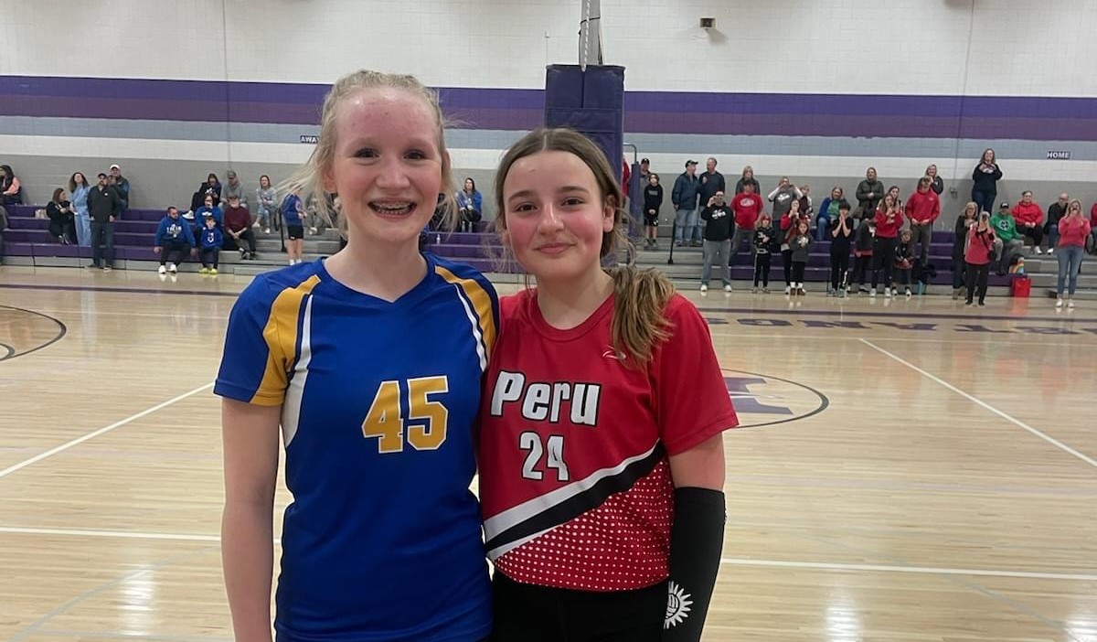 Marilyn Scanland and Emma Tomlinson (Peru) after winning the Outstanding Sportsmanship Pin at Thursday's SRC Tournament.