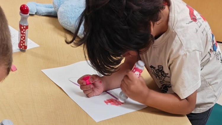 schertz student painting with markers