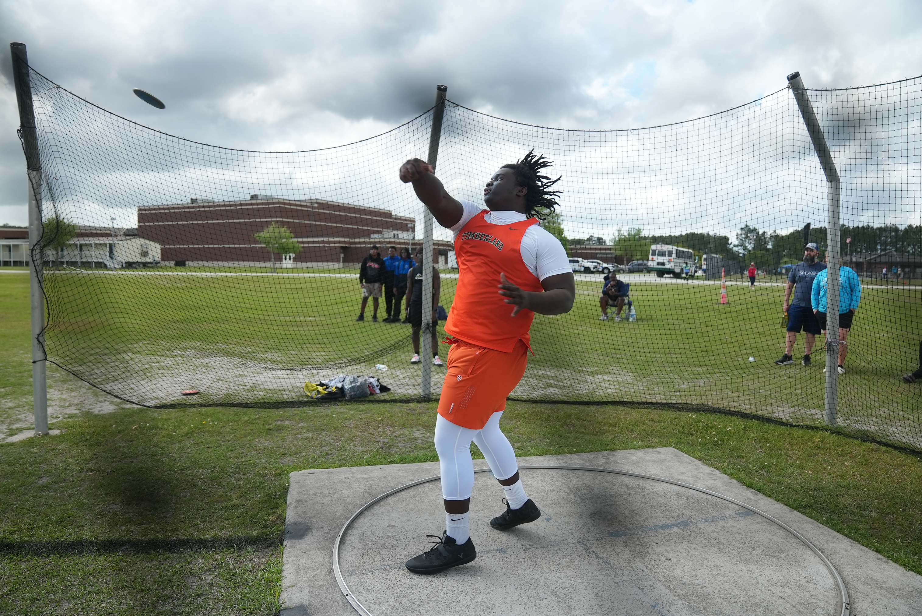 THS student throwing discus