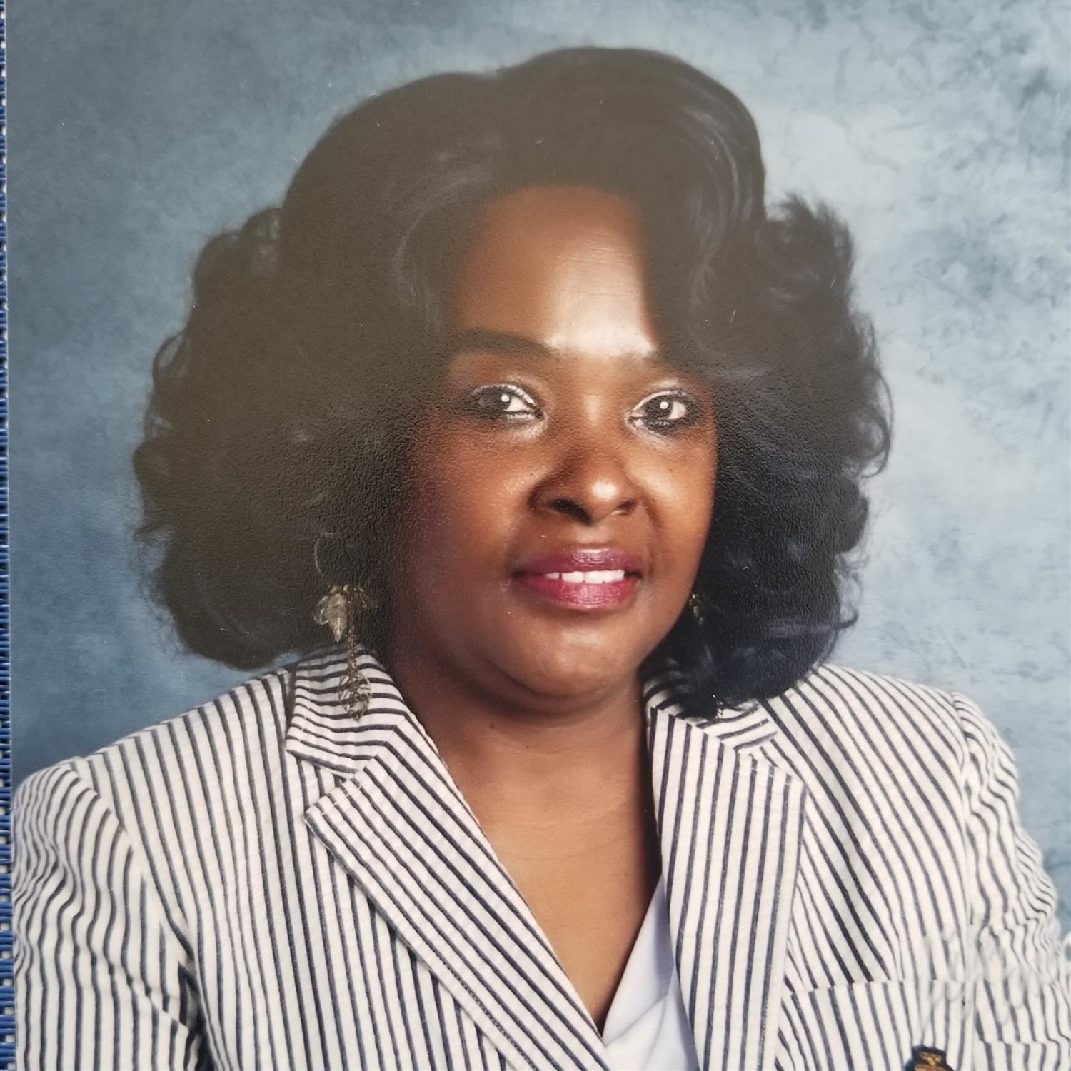 Beverly Moore Headshot