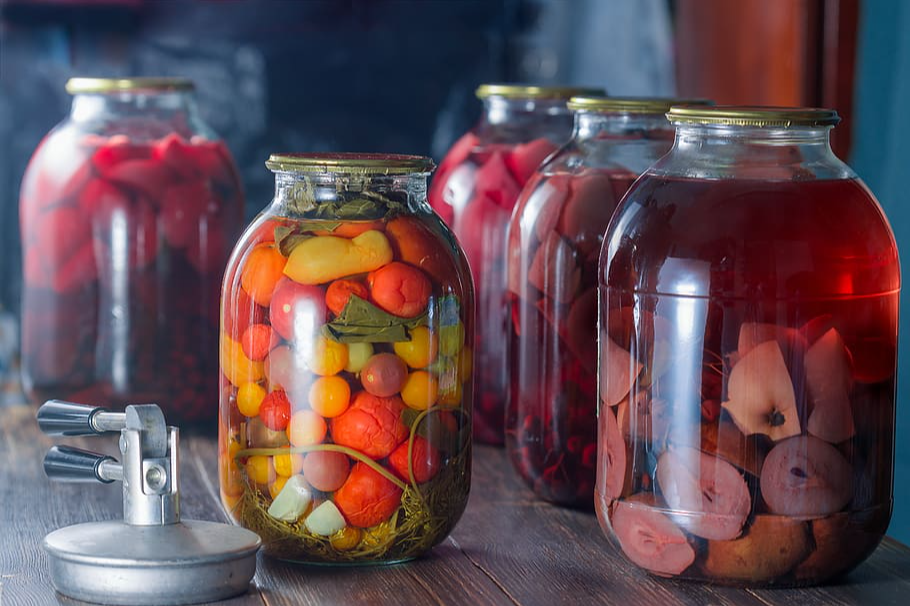 a picture of canned vegetables
