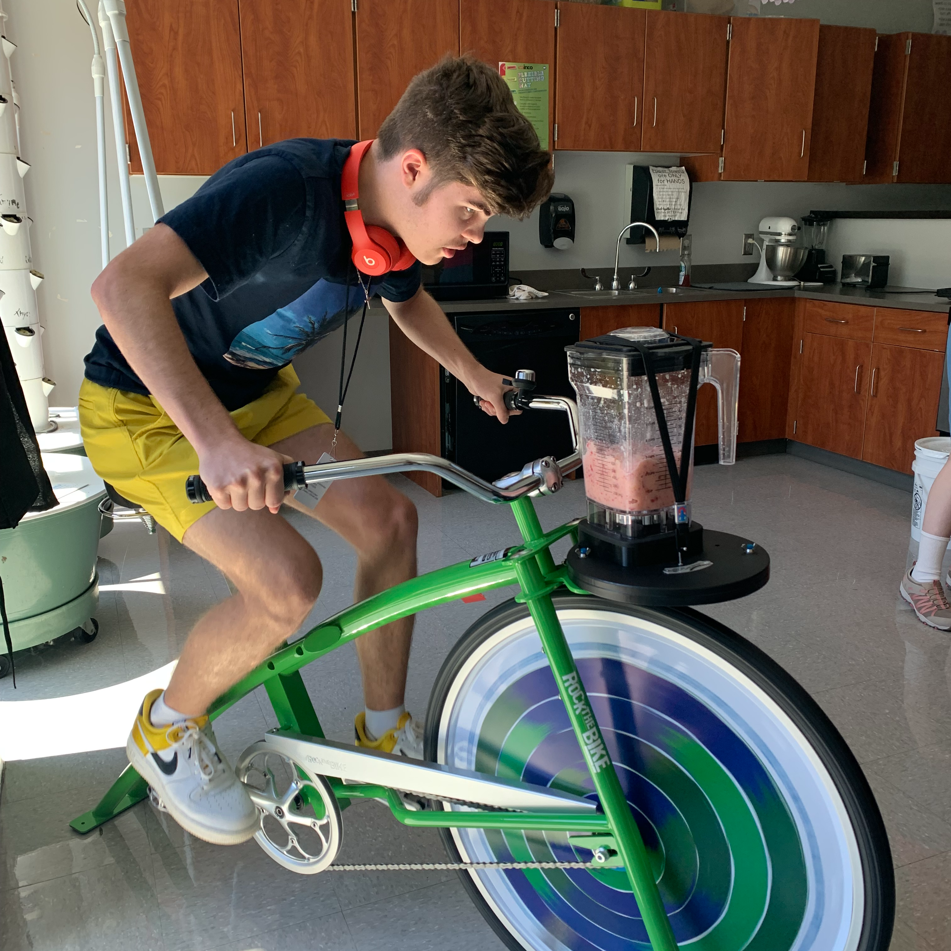 FHS Student using blender bike to make a smoothie