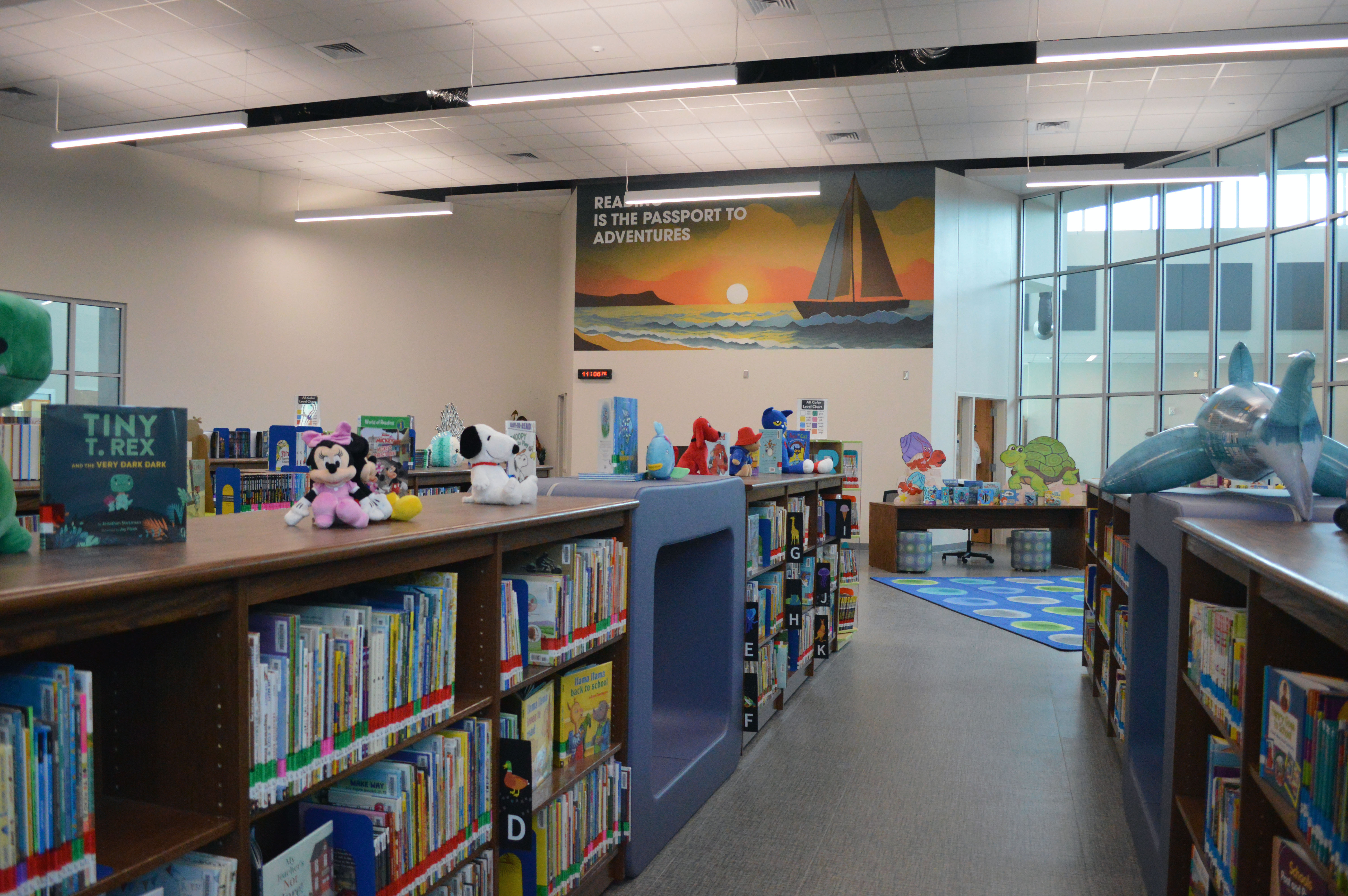 library at Creekside elementary with bookshelfs