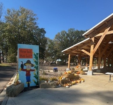 Picture of hay bales and holiday height check sign in front of market pavilion