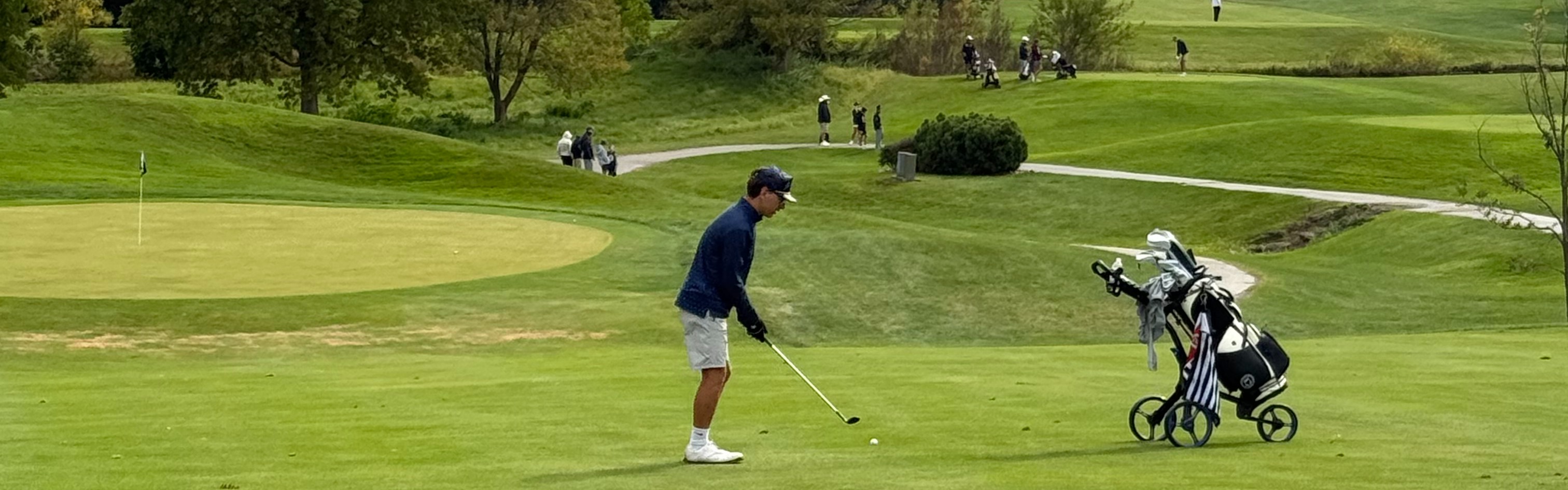 Eizen Pyle chipping onto the green at the IHSA State Finals.