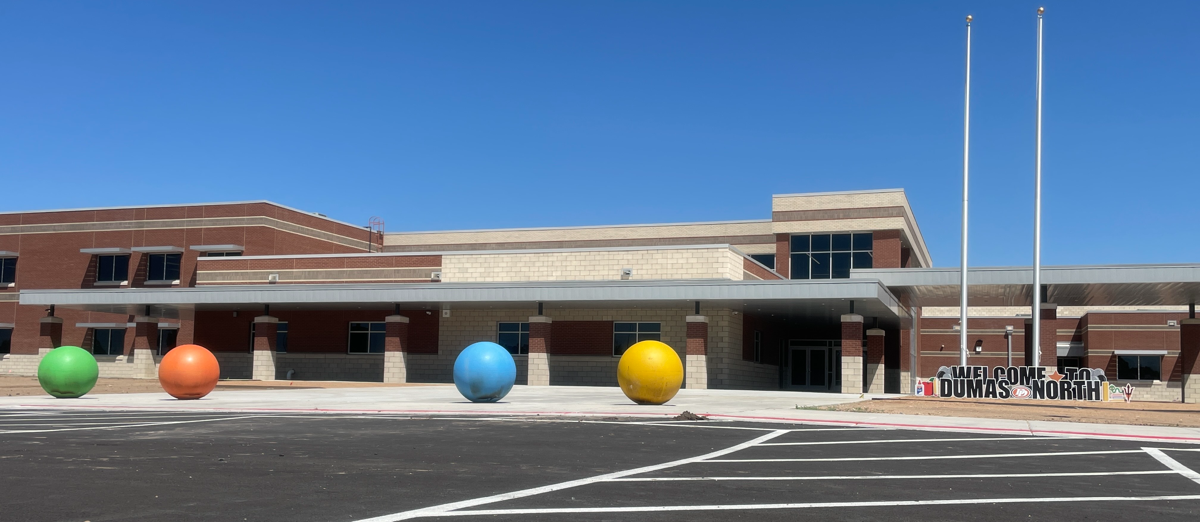Photo of the front entrance to Dumas North Elementary in June 2023
