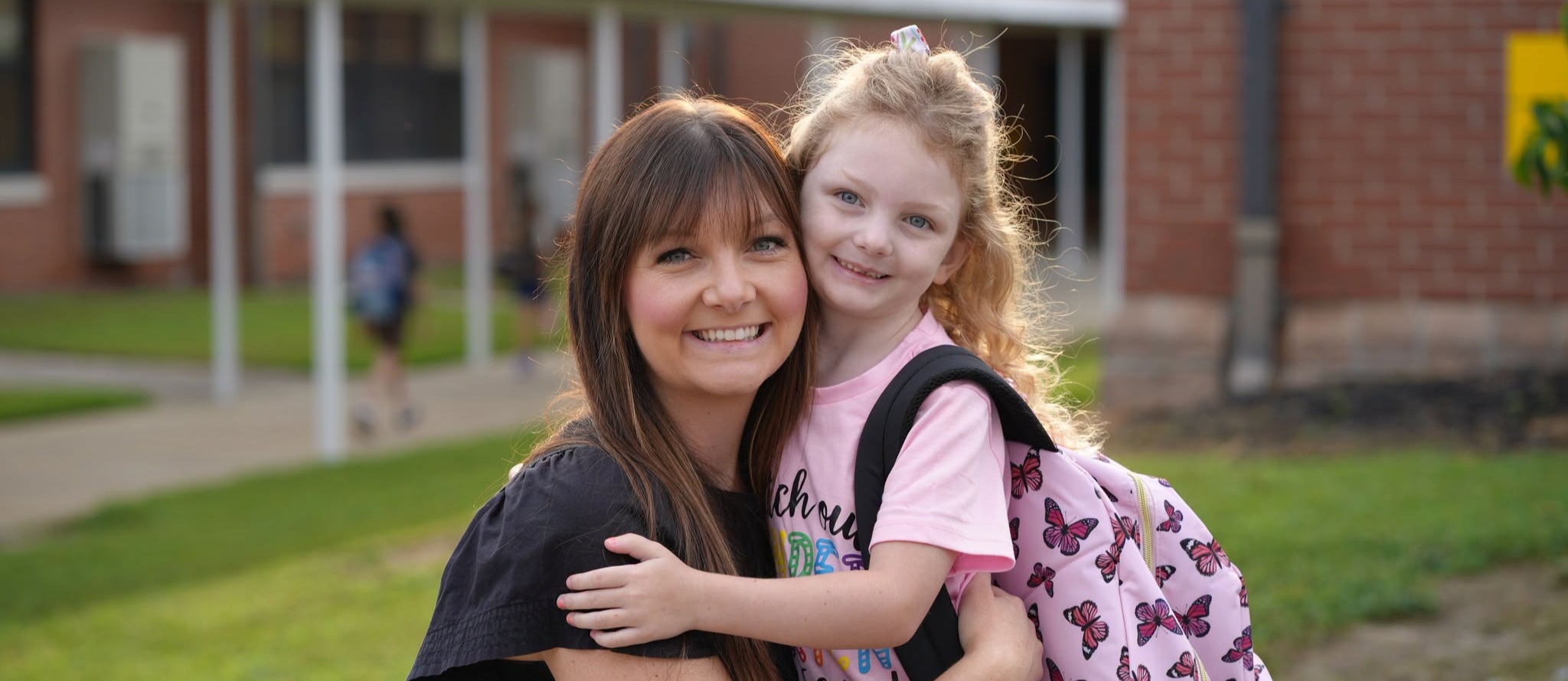 Photo of mom and daughter at Franklin Elementary for first day of school