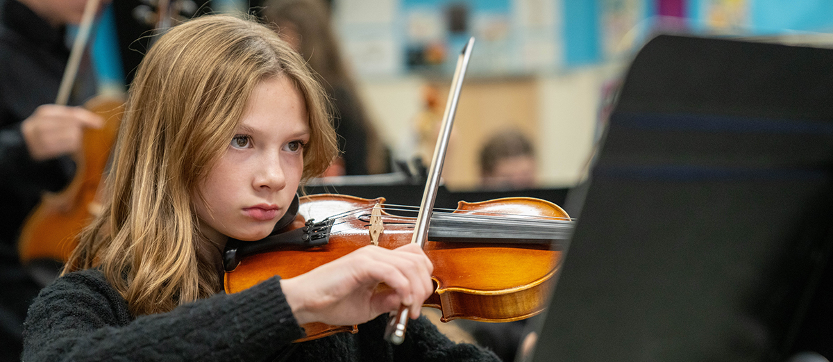 girl playing the violin