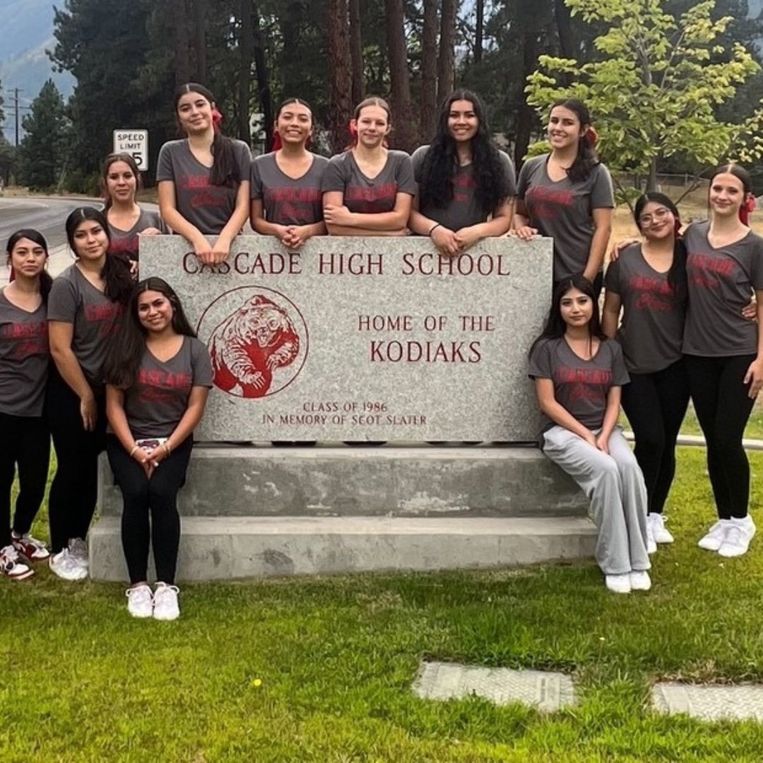 A group of high school students standing in front of Cascade High School sign