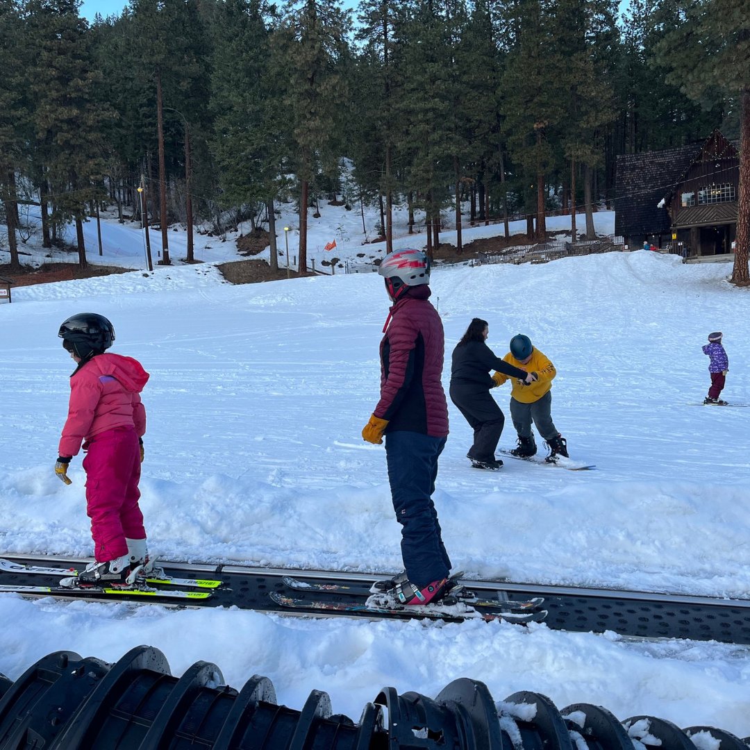 A couple of students learning to ski outdoors