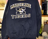 A sweatshirt with the name of the school and the emblematic tiger.
