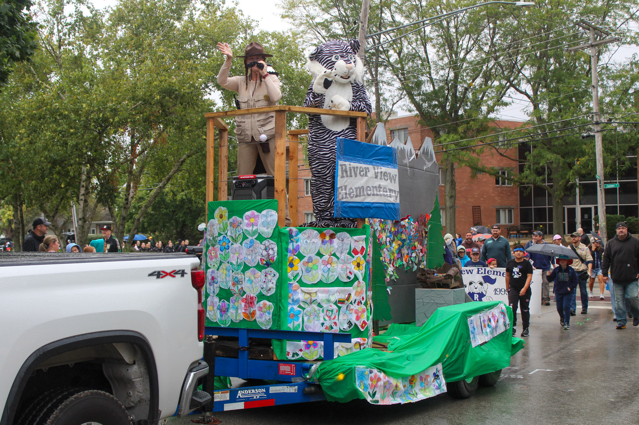 River View Elementary School float