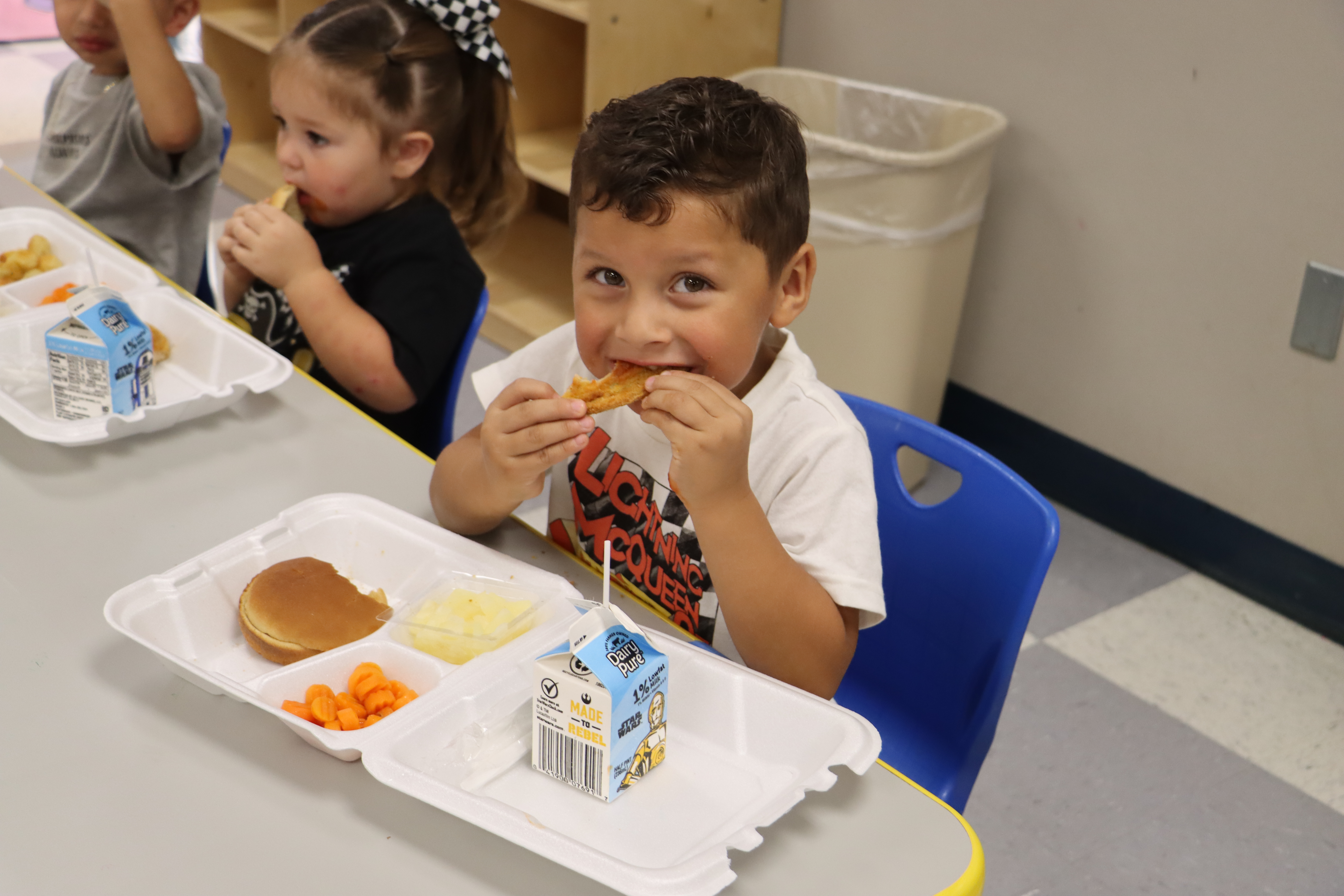 PreK students eating lunch