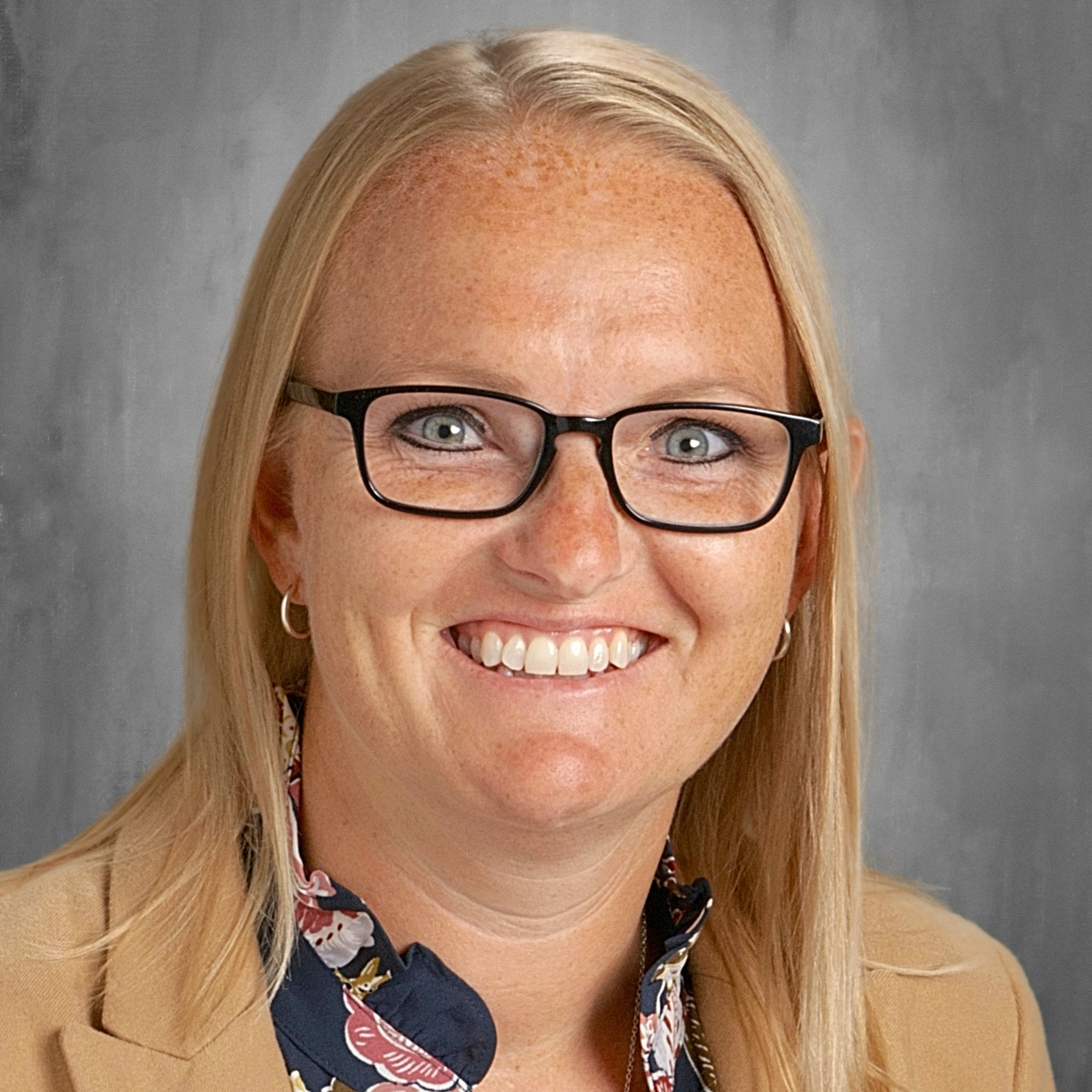headshot of Jen Hennegan