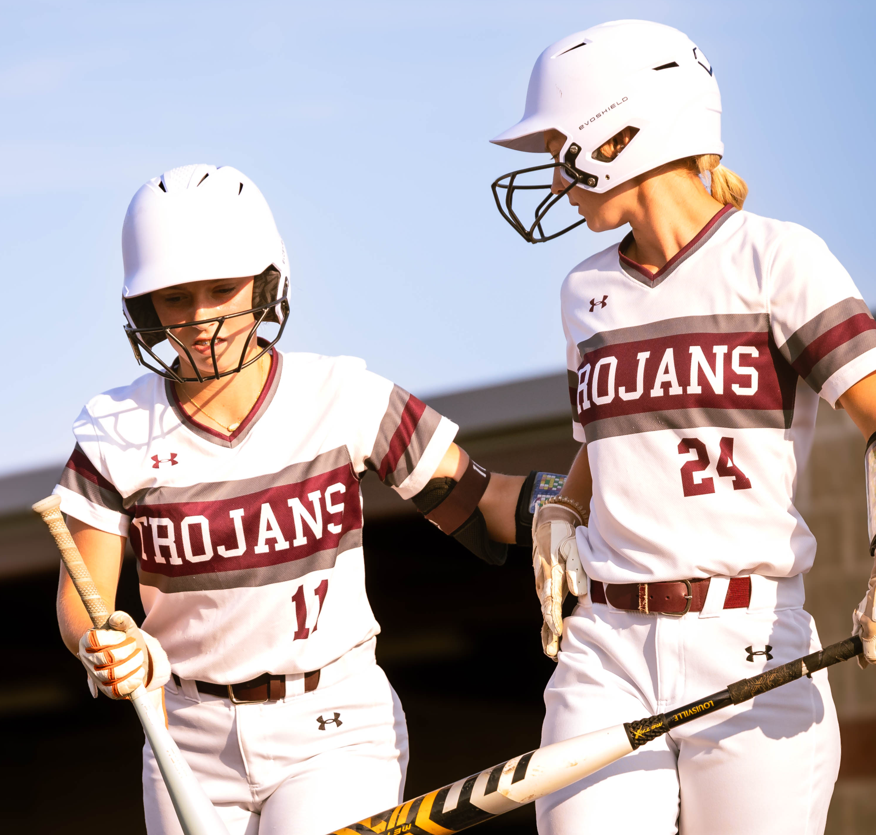 softball players standing together