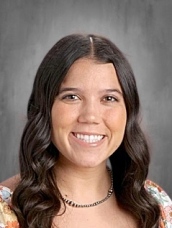 Kellsi Mederios Headshot