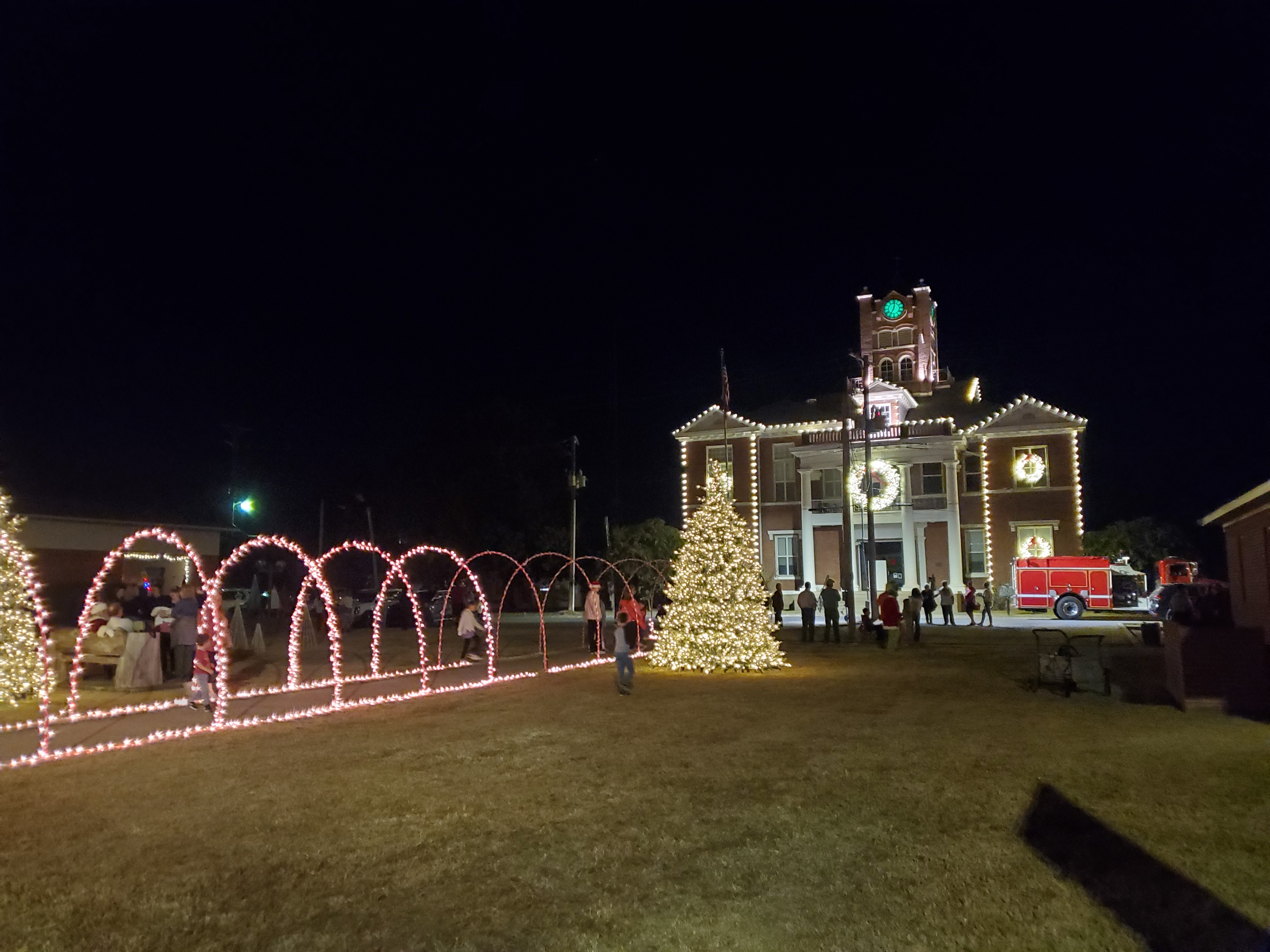 prairie county courthouse lit for christmas