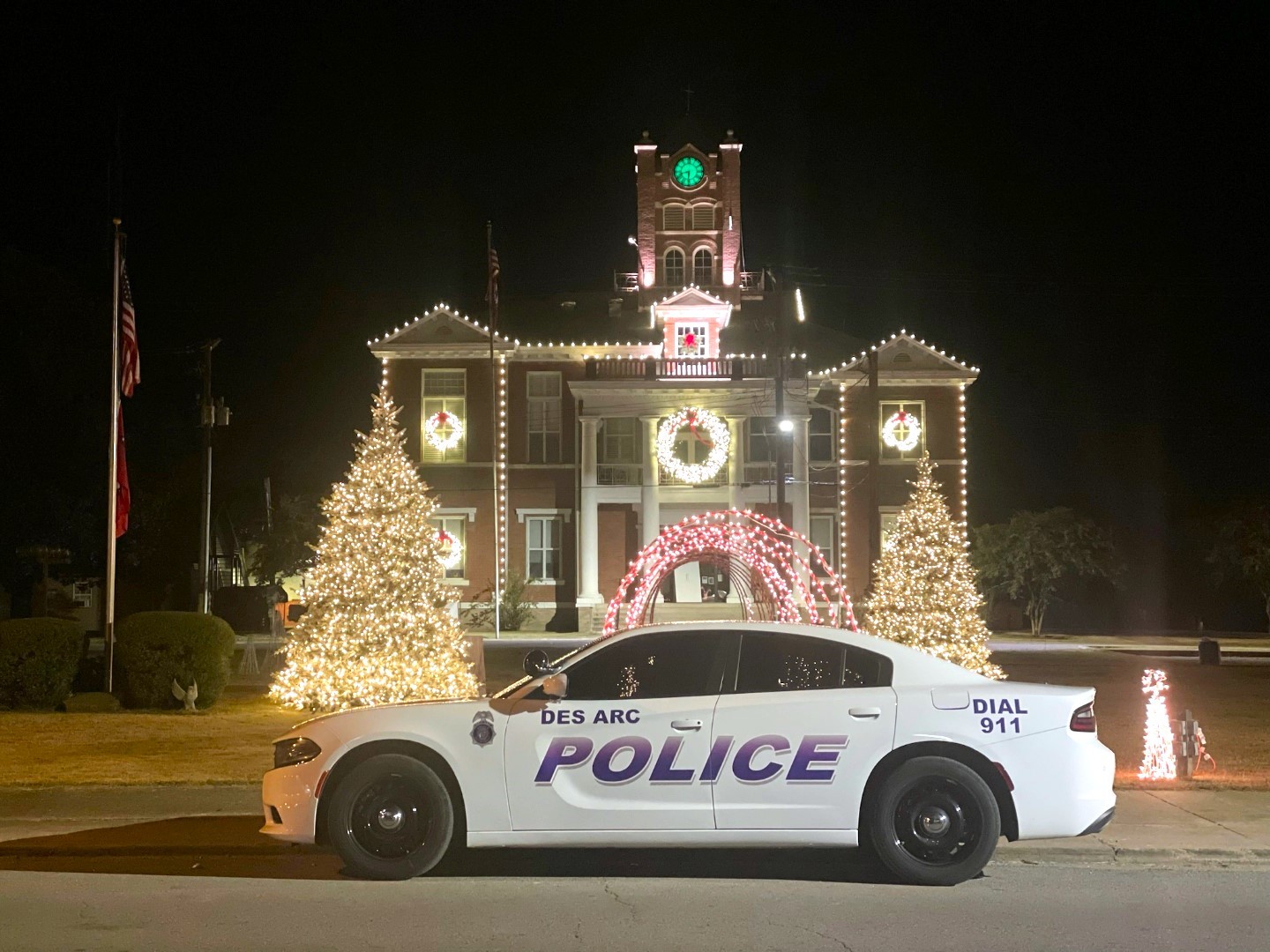 des arc police car in front of courthouse