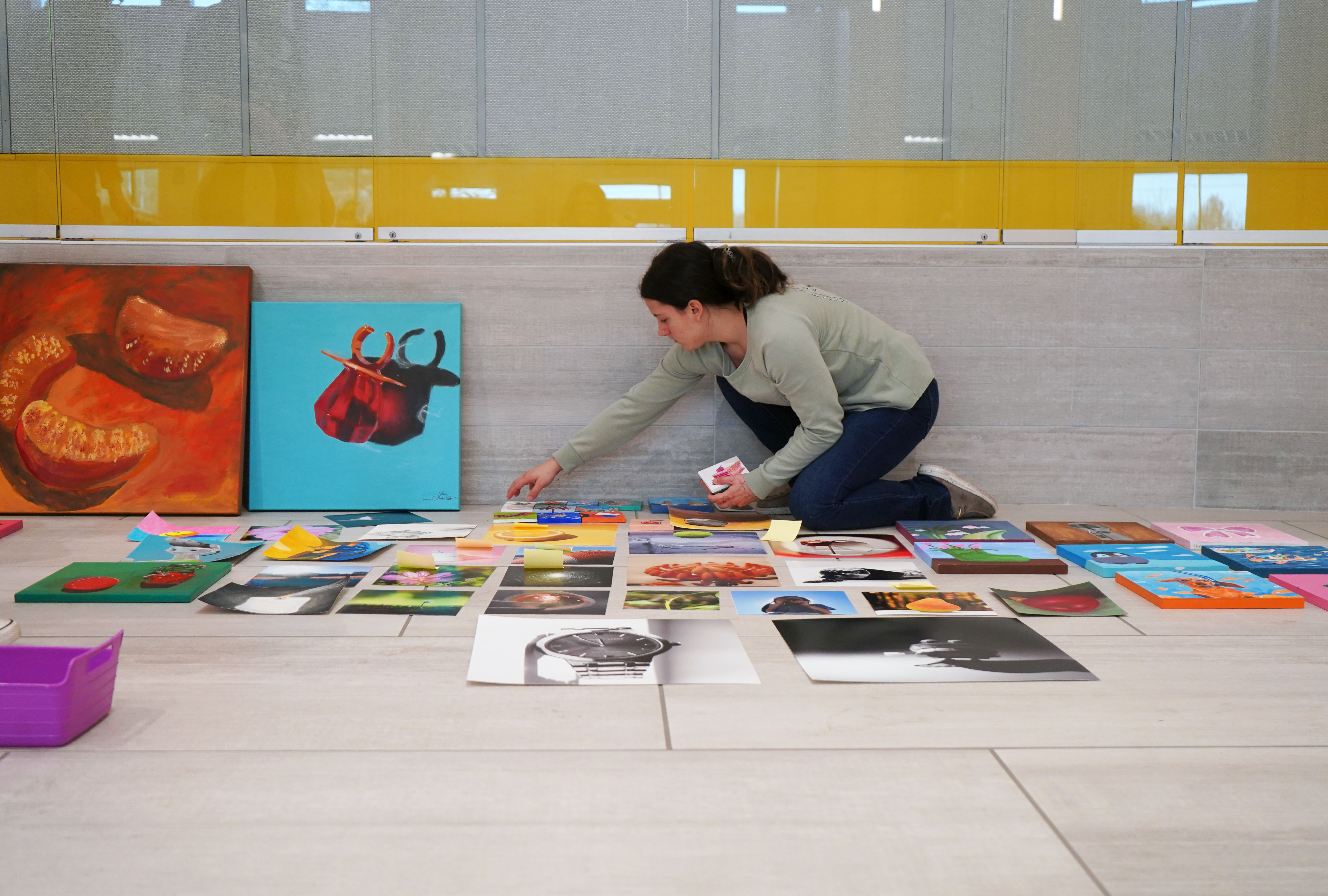 Student arranges art show at QHS.