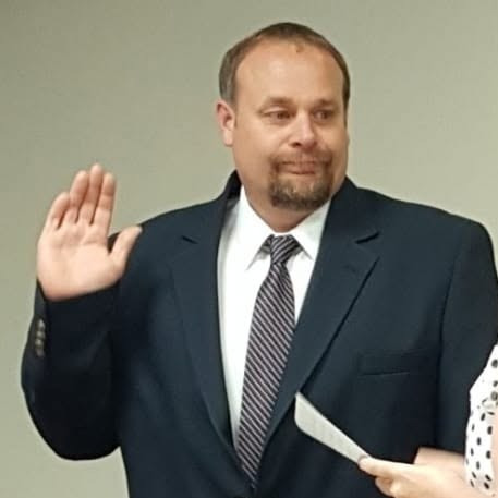 Mayor Jason Schlimme taking the oath of office